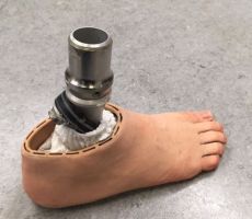 De zijkant van de prothese voet